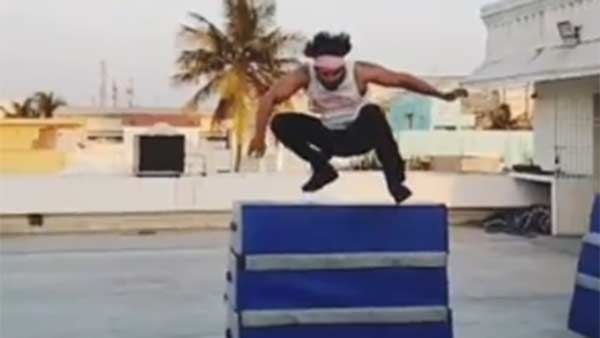 ஏன் இப்படி? வீட்டு மொட்டை மாடியில் வெறித்தன ஸ்டன்ட் பயிற்சி... வைரலாகும் பிரபல ஹீரோவின் வீடியோ!