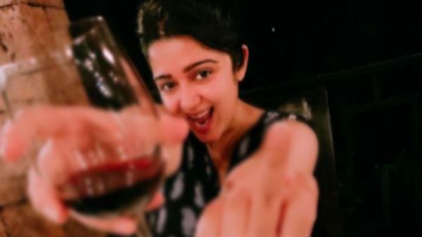 ஒரு கையில சரக்கு.. இன்னொரு கையில.. ச்சீ.. ச்சீ.. நடிகையின் செயலால் முகம் சுளிக்கும் ரசிகர்கள்!