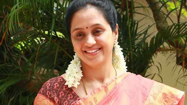 ஊரடங்கு உத்தரவு... ஷூட்டிங் இல்லை... பண்ணை வீட்டில் மகள்களுடன் சிலம்பம் கற்கும் பிரபல நடிகை!