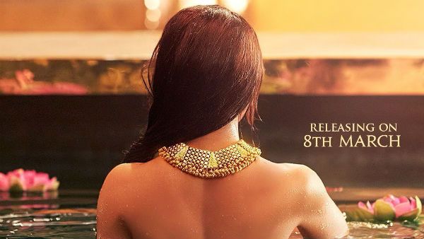 டாப்லெஸ் போஸ்.. நீச்சல் குளம்.. என்ன ஜாக்குலின் இதெல்லாம்? வாயை பிளக்கும் ரசிகர்கள்!