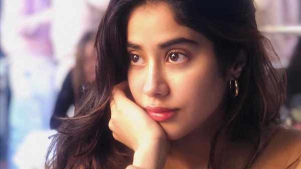 வீட்டுக்குள் அம்மாவின் வாசனையை இப்போதும் உணர்கிறேன்...பிரபல நடிகை ஶ்ரீதேவி மகள் உருக்கமான போஸ்ட்!