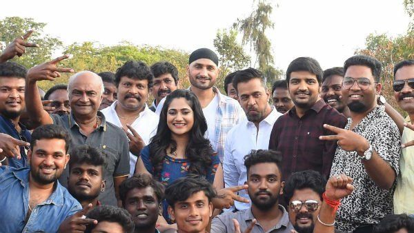 என்ன லாஸ்லியாவை சுற்றி இத்தனை பேர் நிக்குறாங்க.. ஓ படக்குழுவா? அர்ஜுன் சார் ரியாக்‌ஷன் எபிக்!