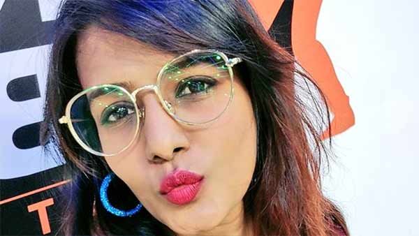 ஆபாச வெப்சைட்டில் போட்டோ.. போன் நம்பரும் போட்டுருக்காங்க.. புகார் கொடுக்காம இப்படி பண்ணலாமா மீரா?