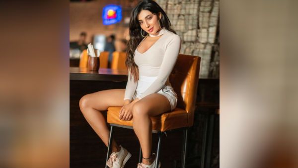 இந்த மாதிரி நான் வெஜ் போட்டோஸ்லாம் போடாதீங்க ப்ளீஸ்.. நடிகையின் போஸை பார்த்து கிறங்கும் நெட்டிசன்ஸ்!