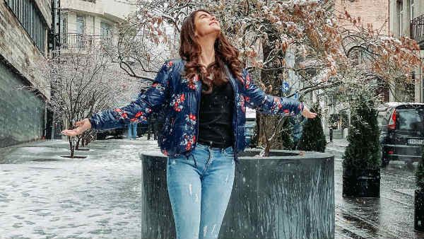 கொரோனாவை கண்டு பயப்படாத பூஜா ஹெக்டே.. ஜார்ஜியாவில் இருந்து பேக்கப்.. என்ன ஆனது ஷூட்டிங்?