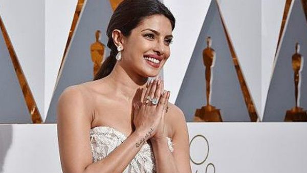 வணக்கத்துக்கு மாறுங்க.. இதோ பிரியங்காவும் சொல்லிட்டாங்க.. கொரோனாவில் இருந்து தப்பிக்க புது வழி!