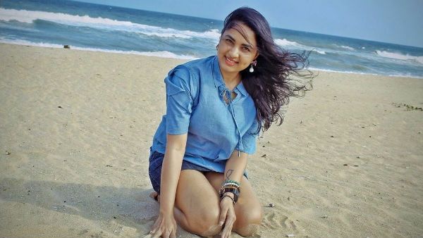 மண்டிக் கிடக்குது மண்ணு.. மண்டி போட்டு இருக்குது பொண்ணு.. கன்னக் குழி அழகு.. அதைப் பார்த்து நீ பழகு!