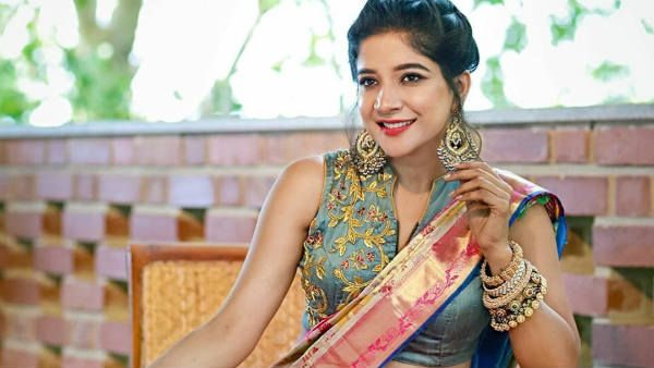 ஒற்றை கையில் சிலம்பம் சுற்றும் பிக்பாஸ் நடிகை.. வைரலாகும் வீடியோ !