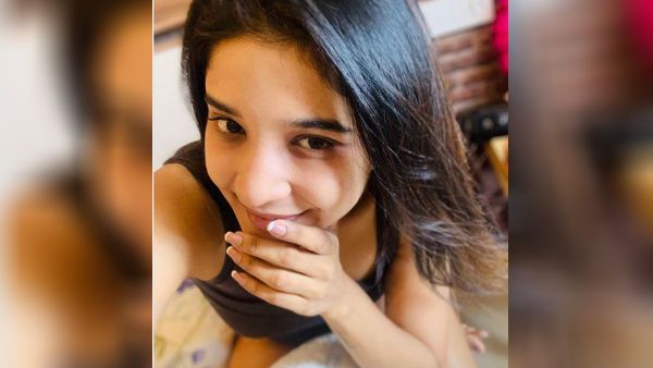 மீராமிதுன் அளவுலாம் உங்களால போக முடியாது..அவங்க வேற லெவல்..பிக்பாஸ் நடிகையை உசுப்பேற்றும் பேன்ஸ்!