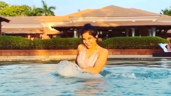 நீச்சல் குளத்தில் பிக்பாஸ் பிரபலம் ஜாலி குளியல்.. கவுண்ட மணி டயலாக்கை வைத்து கலாய்த்த நெட்டிசன்ஸ்!