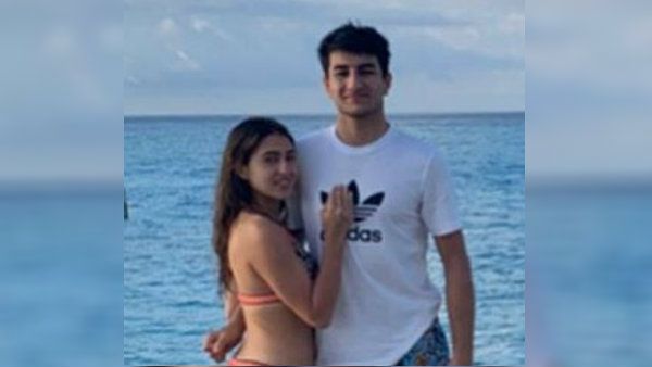 தம்பியுடன் பிகினியில் சுற்றும் தனுஷ் நாயகி.. பச்சையாக திட்டும் நெட்டிசன்ஸ்.. வைரலாகும் போட்டோ!