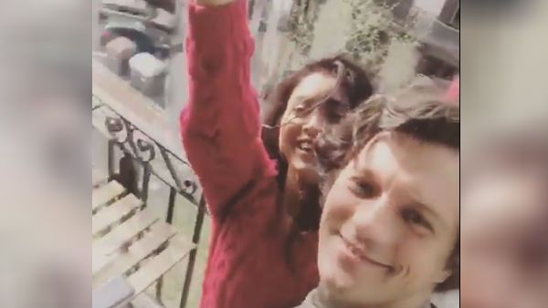 கொரோனாவுக்கு குத்தாட்ட வீடியோவா? தீவிரம் தெரியாத ஹீரோயினை கடுமையாகத் திட்டித் தீர்க்கும் ரசிகர்கள்!