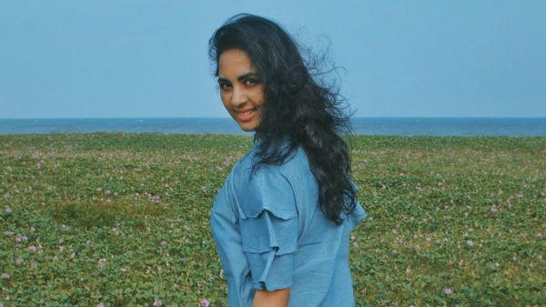 வானின் நிறம் அழகா.. கடற்கரை மணல் அழகா.. கிடையாது.. சிருஷ்டிதான் கொள்ளை அழகு!