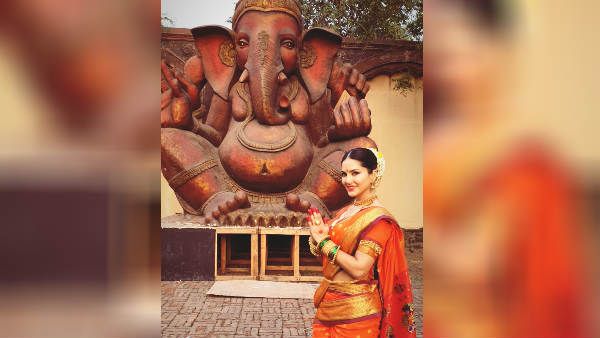 ஆஹா.. நம்ம சன்னி லியோனா இது.. சேலையில எம்புட்டு அழகா பக்தி பரவசமா இருக்காங்க பார்த்தீங்களா!