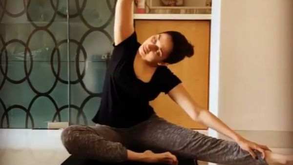 பார்த்து.. பார்த்து.. மூச்சு வாங்க போகுது.. இவ்ளோ ஸ்பீடா யோகா செய்யாதீங்க தமன்னா!