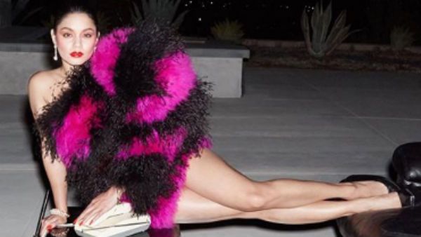 வாவ்.. யாரும்மா அந்த காஸ்ட்யூம் டிசைனர்.. ஈயம் பூசுனா மாதிரியும் இருக்கு.. பூசாத மாதிரியும் இருக்கு!