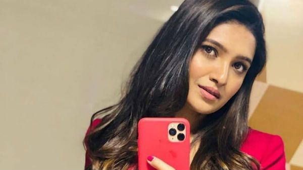 ஹலோ.. வாணி போஜனா.. நைட்டெல்லாம் தூங்க முடியல.. ஆபாசமா பேசுறாங்க.. இயக்குநர் மீது கமிஷனரிடம் புகார்!