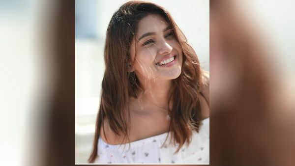 வெள்ளை தேவதை .. கன்னக் குழி அழகி.. ஓகே வாணி மேடம்.. நல்லாருக்கீங்க.. ஹேப்பி!