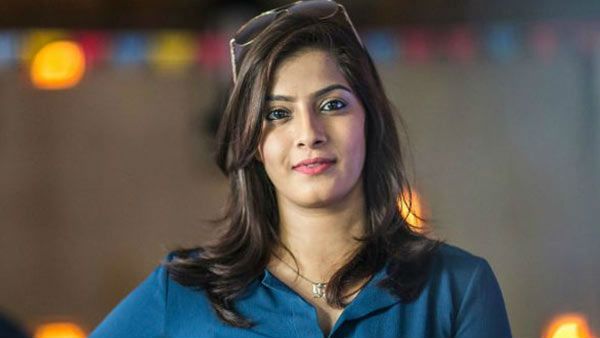 போலீஸ்காரரை சரமாரியாக தாக்கிய மக்கள்.. இவங்களுக்கெல்லாம் கொரோனா வரனும்.. கொதித்த பிரபல நடிகை!