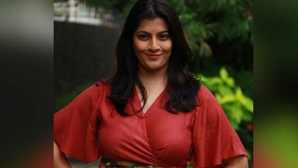 ராதிகா அம்மா இல்ல ஆன்ட்டிதான்.. என் அப்பாவுக்கு செகன்ட் வொய்ப்.. ஒரே போடாக போட்ட நடிகை வரலட்சுமி!