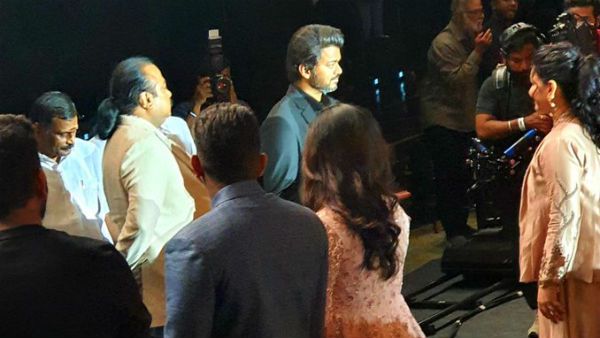 ரெய்டு வந்தாலும் சரி.. ரெய்டு போனாலும் சரி.. தளபதி தான் கில்லி.. மேடையை தெறிக்கவிட்ட ரத்னகுமார்!