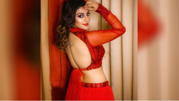 என்னா ஹாட்.. இப்படியே வெளியே வந்துடாதம்மா.. மொத்த முதுகையும் காட்டிய நடிகைக்கு ரசிகர்கள் ரிக்வெஸ்ட்!