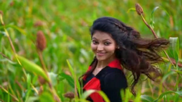 வயலில் ஓடிவரும் அதுல்யா.. அலப்பறைகள் தாங்க முடியலப்பா!