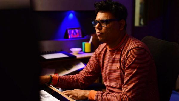 விழுத்திரு.. தனித்திரு.. வரும் நலனுக்காக நீ தனித்திரு.. கொரோனா விழிப்புணர்வு பாடல்!