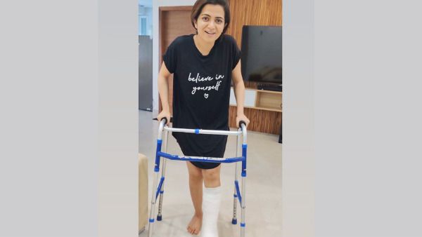 அச்சச்சோ.. என்னாச்சு.. காலில் கட்டு.. வாக்கர் வைத்து நடக்கும் பிரபல தொகுப்பாளினி.. பதறும் ரசிகர்கள்!