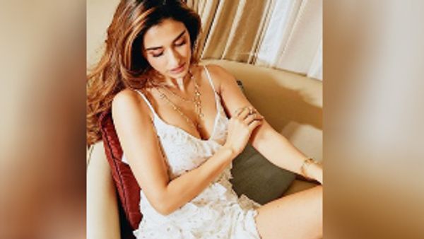 இதுதான் லாக்டவுன் காஸ்ட்யூமா? கொரோனா டொப்புன்னு செத்துரும் போலயே.. ஹீரோயினை கலாய்க்கும் பேன்ஸ்!