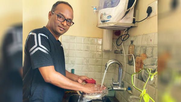 பாத்திரம் கழுவிப் பாருங்க, புது அனுபவமாக இருக்கும்.. ஊரடங்கு நேரத்தில் மனைவிக்கு உதவும் இயக்குனர்!