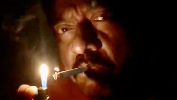 விளக்கேத்த சொன்னா இப்படியா செய்றது.. சர்ச்சையில் சிக்கிய பிரபல இயக்குநர்.. வைரலாகும் போட்டோ!