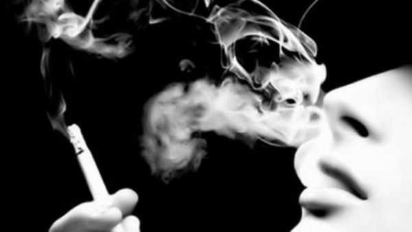 மட்டையாகிறவரை மது..அணைய அணைய புகை.. லாக்டவுனை அதிலிருந்து விடுபட பயன்படுத்தும் முன்னாள் ஹீரோயின்!