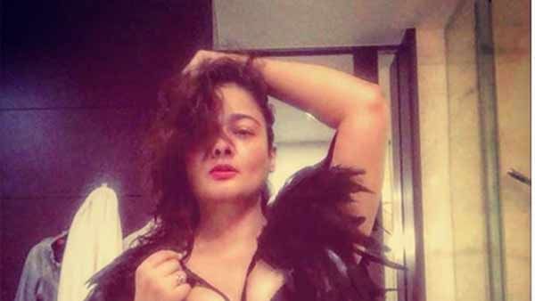 இவ்ளோ பெரிய உடம்புக்கு டூ பீஸ் டிரெஸா.. கண்ணு கூசுதும்மா.. மூத்த நடிகையை விளாசும் நெட்டிசன்ஸ்!