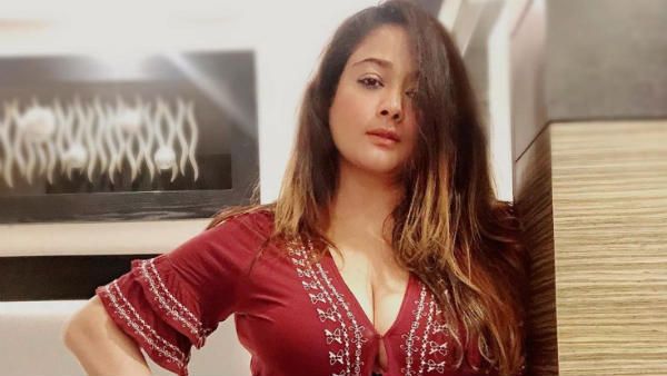 கொரோனா நிதியளித்த தல.. விஷயம் தெரிந்ததும் புகழ்ந்து தள்ளிய அஜித் பட நாயகி!