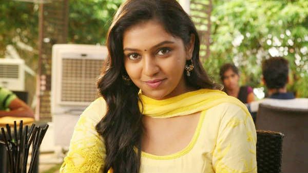 என்ன சொல்றீங்க.. அந்த ஒரு காரணத்திற்காக திருமணத்தையே தள்ளிப் போட்டாரா லக்‌ஷ்மி மேனன்?