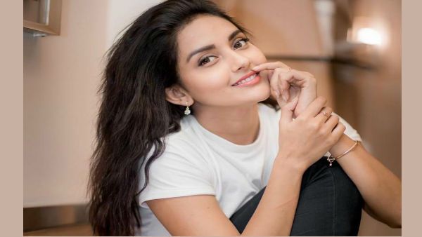 அழகா வெட்கப்பட்டு சிரிக்கும் மஹிமா நம்பியார்.. லேட்டஸ்ட் புகைப்படம் !