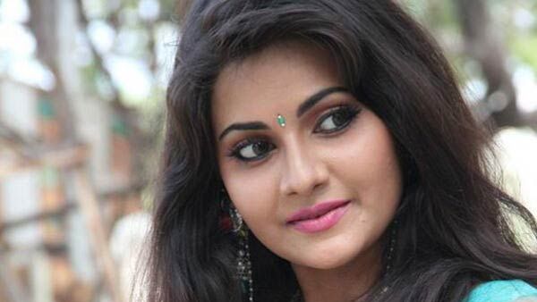 காமெடியில் இது வேற வகையாம்..மீண்டும் மிரட்ட வரும் பேய்ப்படம்.. இதுக்கு ஏன் இப்படியொரு டைட்டில்?