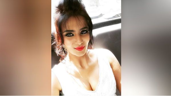 சில்லறையை போட்டு பேசலாமா.. முன்னழகை காட்டிய நடிகையை மரண பங்கம் செய்த நெட்டிசன்ஸ்!