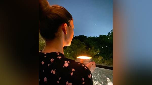 விளக்கேத்தி வேண்டுறோம்.. கோ கொரோனா கோ.. நயன்தாராவின் போட்டோவுடன் விக்னேஷ் சிவன் போட்ட பதிவு!