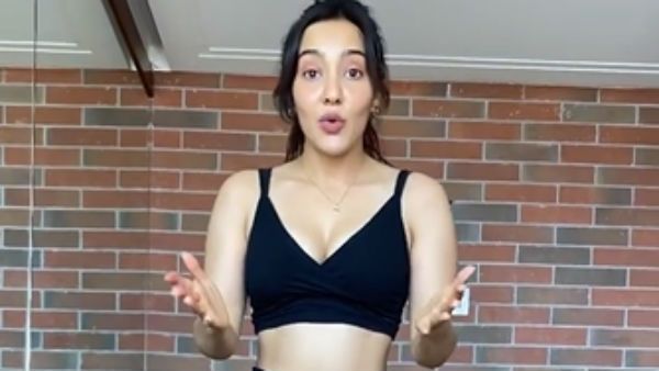 சின்னப்புள்ளத்தனமால்ல இருக்கு.. தலைகீழா நின்னு இந்த ஹீரோயின் பண்றத பாருங்க..டிசர்ட் சேலஞ்சாம்யா!