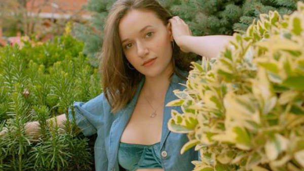 நெஞ்சு ரொம்ப கனமா இருக்கு.. கொஞ்சம் பரவாயில்லை.. சூப்பர் கேர்ள் நடிகையையும் விடாத கொரோனா