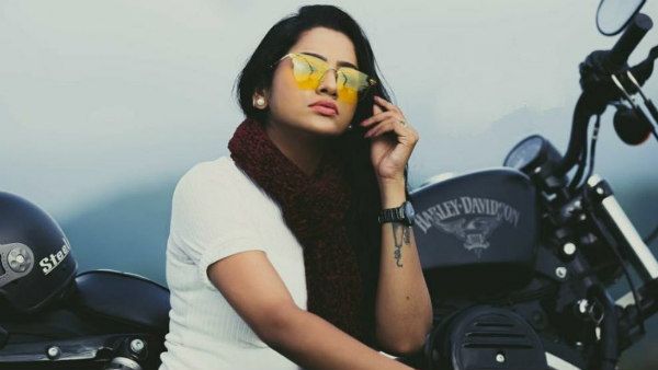 பைக்கில் படுத்து ஒய்யார போஸ்.. பாண்டியன் ஸ்டோர்ஸ் முல்லை.. வைரலாகும் புகைப்படம் !