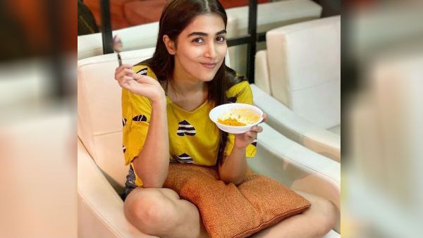 தொடை தெரிய.. அடுப்பு ஹாட்டா பூஜா ஹெக்டே ஹாட்டா.. ஒரு அல்வாவே அல்வா கிண்டுகிறதே!