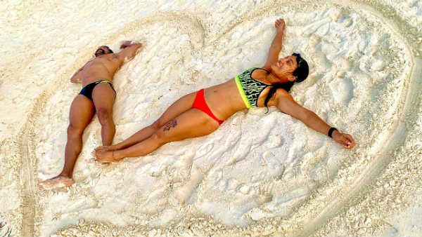 திருமண நாளை இப்படி ஒரு போட்டோவ போட்டா கொண்டாடுறது.. உள்ளாடைகளுடன் ஒய்யாரமாய் படுத்திருக்கும் ஜோடி!