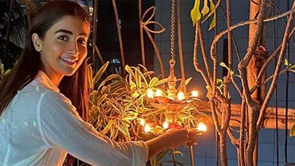 ஒற்றுமையில் ஒளிர்ந்த இந்தியா.. மோடியின் வேண்டுகோள்.. விளக்கேற்றி அசத்திய பிரபலங்கள்!