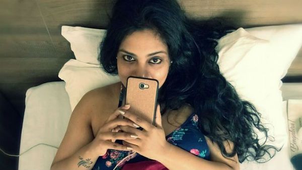 கவர்ச்சியில் எதுக்கு கஞ்சத்தனம்.. தாராளம் காட்டிய கவிதா ராதேஷ்யம் !