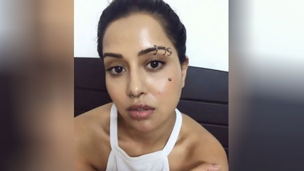 சகிக்கல.. கழட்டிடுங்க ப்ளீஸ்.. கண்ட இடத்திலும் 'அதை' மாட்டிய பிக்பாஸ் நடிகை.. கெஞ்சும் நெட்டிசன்ஸ்!