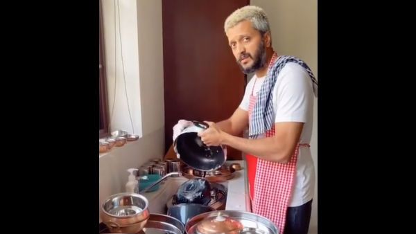 நல்ல குடும்பம்! ஹீரோ பாத்திரம் கழுவ, பூரி கட்டையுடன் மனைவி முறைக்க.. ஹீரோயினின் மிரட்டும் டிக் டாக்!