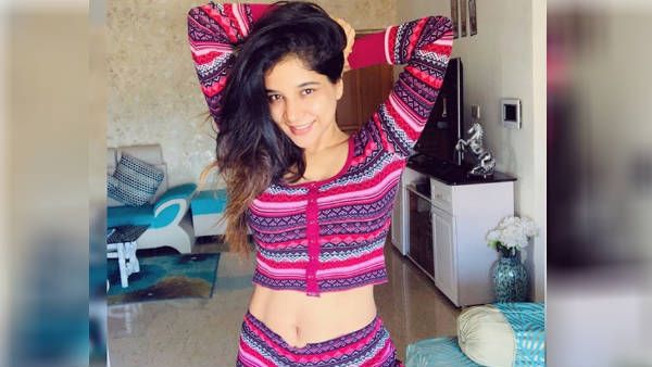 உங்க சைஸுக்கு டிரெஸ் கிடைக்கலையா.. குட்டி உடையில் சுற்றும் சாக்‌ஷி.. விளாசித் தள்ளும் நெட்டிசன்ஸ்!